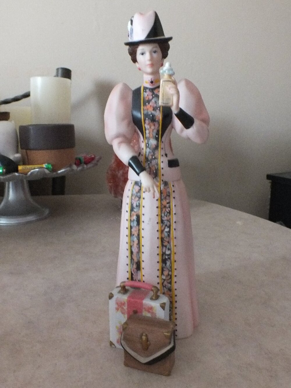 Avon 2004-2005 Mrs. Albee President Award 10" Porcelain Figurine